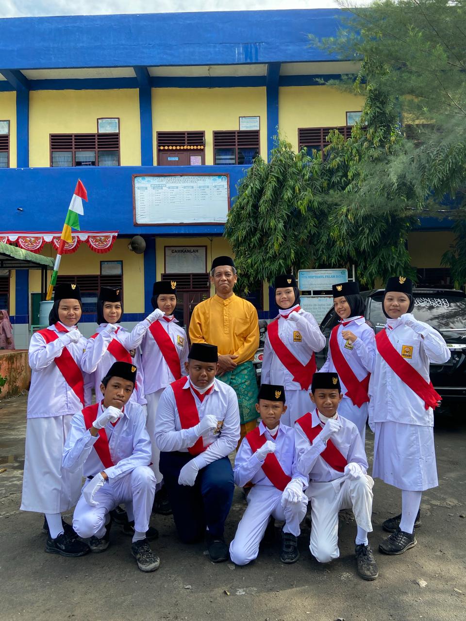 Kegiatan Penampilan Paskibra Miftahul Falah Diski